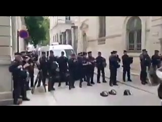 porn французская полиция присоединилась к протесту против принудительных вакцин часть 2 porn