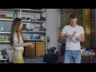 porn симпатичная фитоняшка расплатилась натурой с парнем за ремонт своего чайника и вибромассажера porn