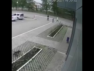 porn мужчина одним ударом своей сумки молодыесекс которая попыталась напасть на него и укусить porn
