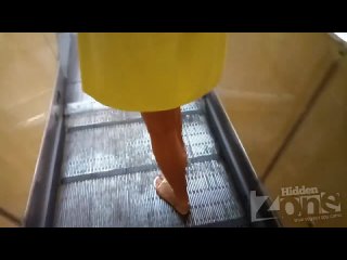porn красотка в желтом платье без трусов в метро porn