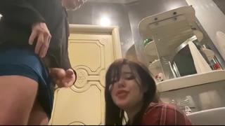 porn бухая студентка сосет на вписке незнакомому парню в туалете русская пьяная девушка делает минет на камеру реальный porn