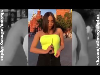 porn разрезала свой топ в центре москвы и оголила грудь спалила грудь на улице в москве porn