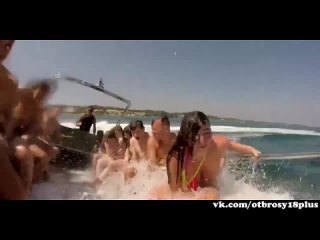 porn волна сняла лифчик с огромной груди студентки засветила грудь на отдыхе на лодке porn