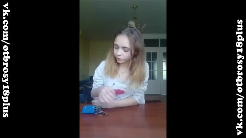 porn молодая студентка откровенно показывает грудь в перископе periscope засветы porn