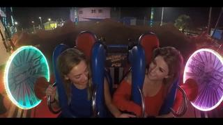 porn милфа спалила сиськи на аттракционе засветила грудь на американских горках porn
