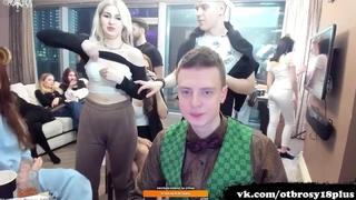 porn показала грудь подруги в прямом эфире у mellstroy porn