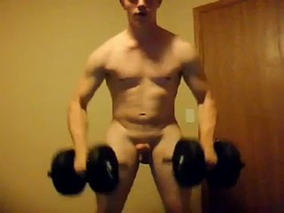porn тренируется с гантелями и аж стоит член от удовольствия porn