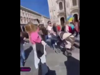 porn выступающие с украинскими флагами в милане накинулись на русскую женщину с ребенком porn