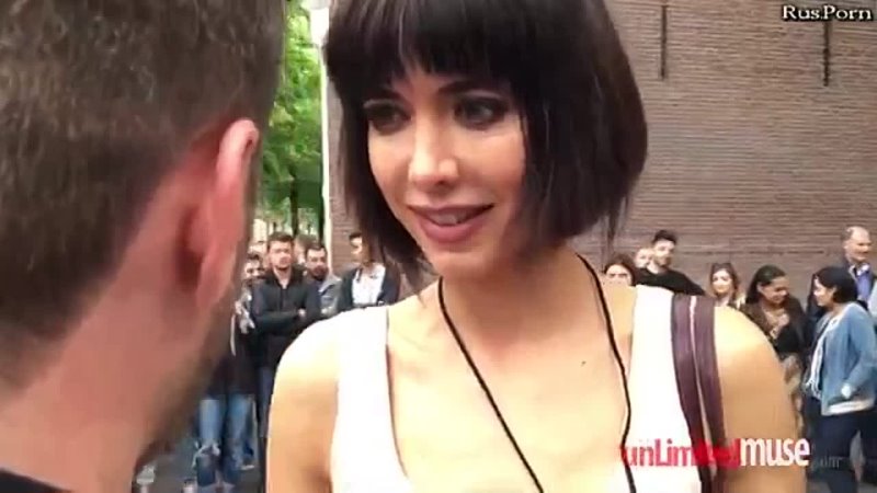 porn швейцарская художница мило муаре решила хайпануть и предложила прохожим потрогать ее за грудь и половой орган porn