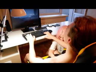 porn bu66legum розоволосая подруга пробралась под стол и давай отсасывать мне пока я играю в компьютере porn