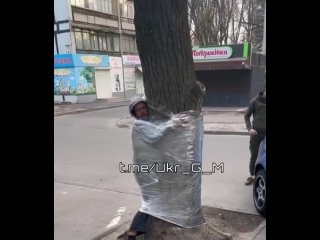 porn народные мстители украинцы поймали и привязали стретч плёнкой к дереву очередного мародера porn