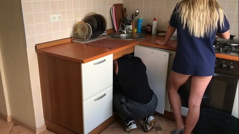 porn mоя жена соблазняет сантехника и предлагает свою киску порно трах ебля секс инцест porn milf home шлюха домашнее porn