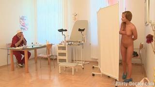 porn грязный гинеколог врач доктор жестко вставляет русской девочке пациентке на осмотре porn