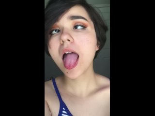 porn юная школьница тян показывает свой язычок и косит глаза фетиш девочка пускает слюни ротик фетиш короткая стрижка porn