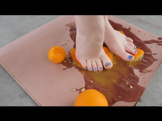 porn голые женские ножки давят сладкие сочные апельсины crush foot fetish краш фут фетиш porn