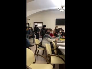 porn полиция пришла на заседание из за порванного портрета путина porn