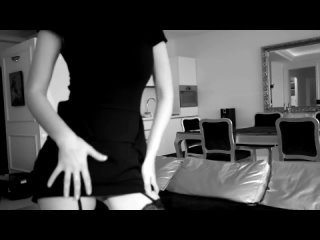 porn fuck me 21 эротика erotica romance чулки шпильки платье холодные белые стены кожаный диван милашка в свете софитов porn
