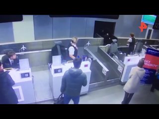 porn мужчина в шляпе пробежался по ленте багажа чтобы достать забытые вещи porn