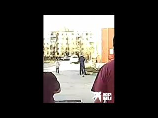 porn новосибирец плюнул в лицо 18 летнему обидчику дочери и заставил извиниться перед ней на коленях porn