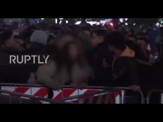 porn ценой разорванной сумки и частично штанов двум девушкам удалось вырваться из толпы мигрантов в итальянском милане porn
