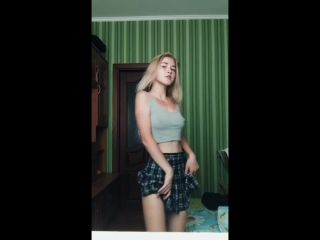 porn школьница в юбке танцует на камеру показывает грудь и попу porn