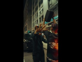porn фанат дождался travis scott на улице чтобы лючить ему свою песню porn