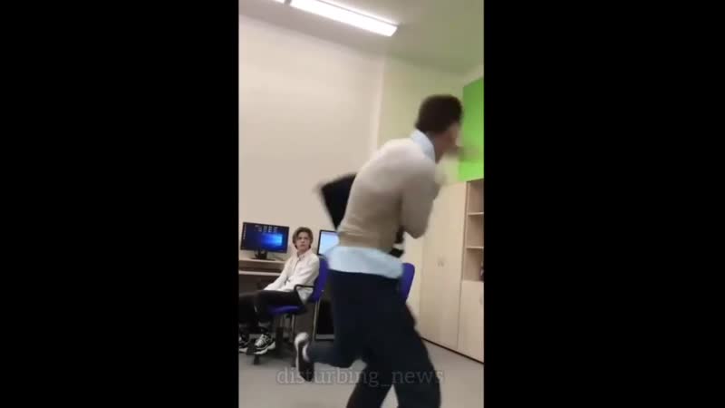 porn школьный хулиган опоздал на урок но уходить не стал напал на учителя после чего того уволили porn