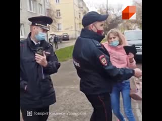 porn в каменске уральском полиция жестко скрутила женщину за то что она зашла в магазин без маски porn