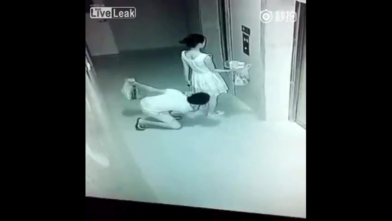 porn озабоченный японец заглядывает девушке под юбку porn