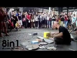 porn уличный барабанщик дарио росси играет техно на самодельных ударных в берлине на площади александерплац dario rossi porn