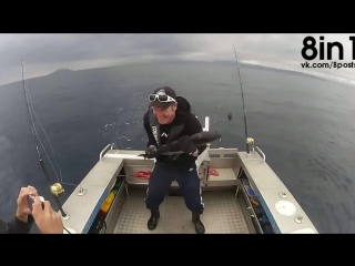 porn мужик поймал тунца держит его пока его пытаются сфотографировать funny selfie with tuna porn