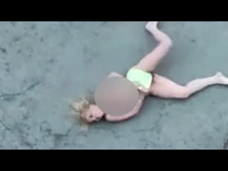 porn молодая блондо мать в трусах извивается на асфальте real video porn