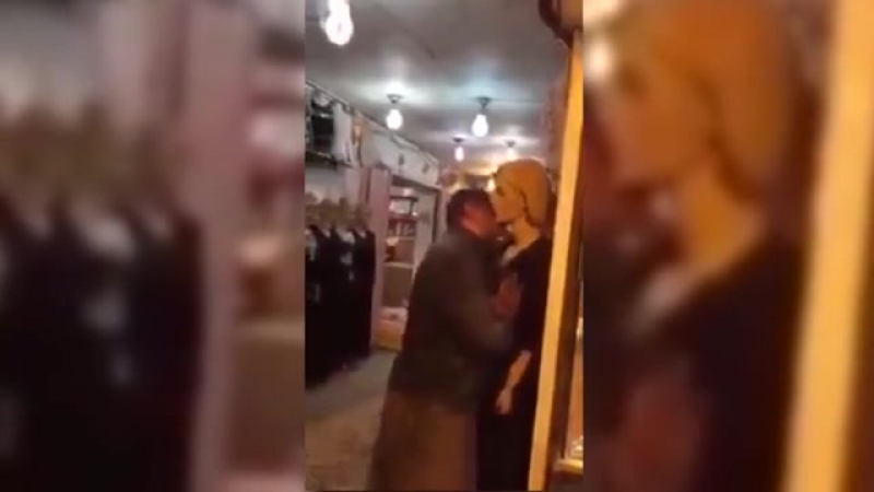 porn мигрант нагло молодые манекен в магазине одежды porn