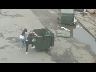 porn жесть в петрозаводске драка девушек с контейнерами porn
