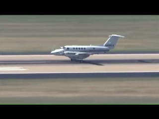 porn пилот удачно посадил самолет у которого не выпустилось переднее шассиplane landing at oklahoma city airport after porn