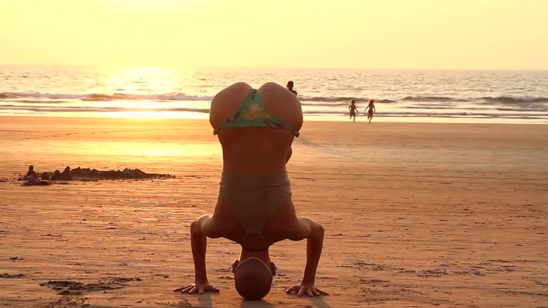 porn yoga sex on the beach эту девушку я увидел на пляже и незаметно начал снимать потом она увидела меня но ничего не porn