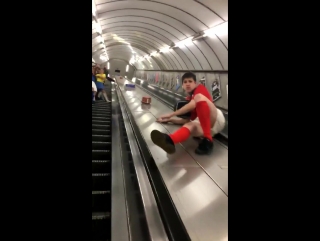 porn скоростной спуск в метро закончился для пьяного британца двойным ударом в пах porn