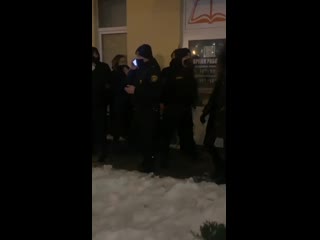 porn вчера собрались на площади перемен чтобы почтить память романа бондаренко но туда приехали каратели один человек porn