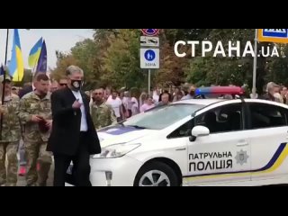 porn порошенко облили зеленкой в этот момент он шел к зданию кабмина в киеве porn
