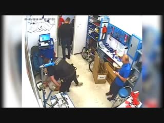 porn полицейский пытался затолкать телефон в рот задержанному porn