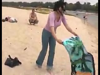 porn женщина без комплексов сняла на пляже нижнее белье porn
