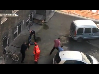 porn полицейские в польше избили выпавшего из окна мужчину велосипедом и шваброй porn