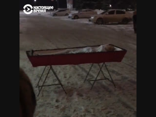 porn женщина привезла гроб с покойником к зданию правительства в самаре porn