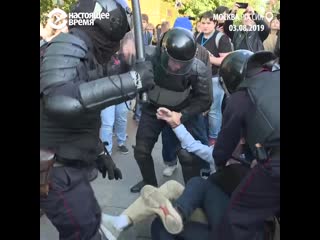 porn полицейские избивают лежащих на земле людей протесты в москве porn
