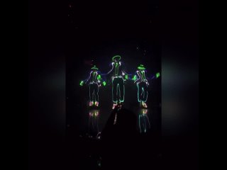 porn это лазерное шоу просто сумасшествие таланту этого мужчины можно только позавидовать porn