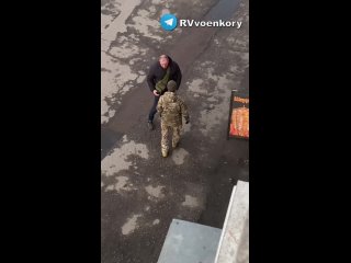 porn эпичная битва на украине мужик пинками гонит военкомов унижая могилизаторов под натиском пинков и оплеух porn
