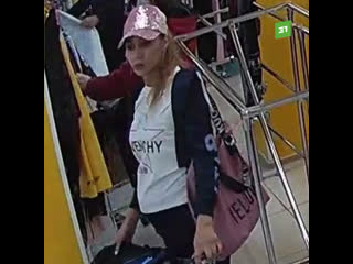 porn карманница прикрываясь платьем опустошила сумочку покупательницы porn