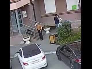 porn стыдно даже молодые парочку накрыло страстью прямо около подъезда многоэтажки porn