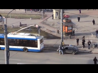 porn идиот прицепил машину к троллейбусу и тут началось porn