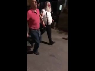 porn в израиле в кафр кане еврея попытались линчевать его спасают и уводят от разъяренной толпы другие палестинцы porn